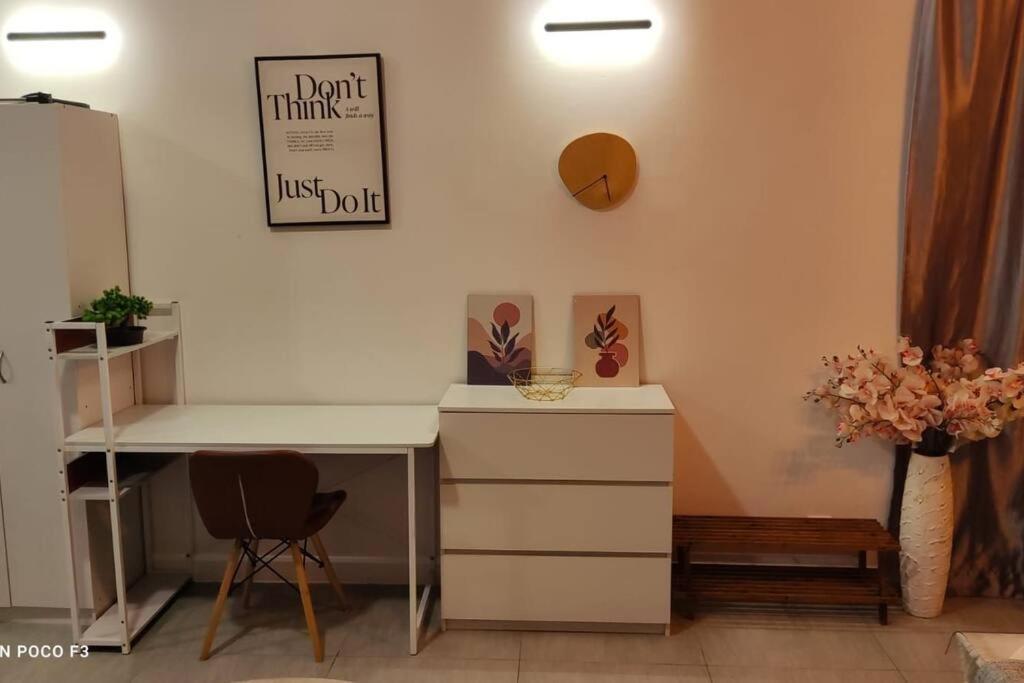 Bs410- Klia- Selfcheck-in-wifi-netflix-parking-pool, 5082 Apartment